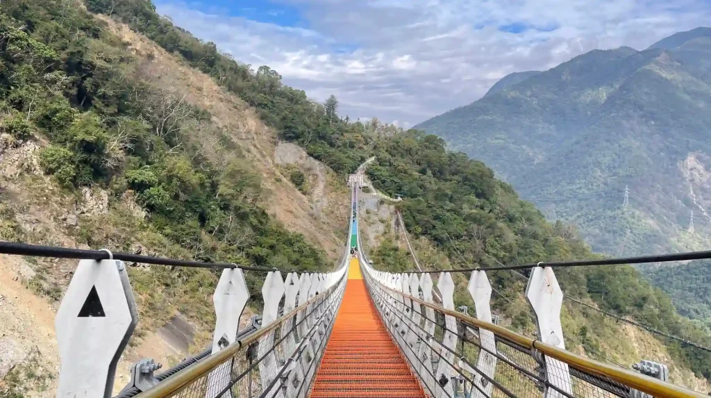 雙龍瀑布七彩吊橋